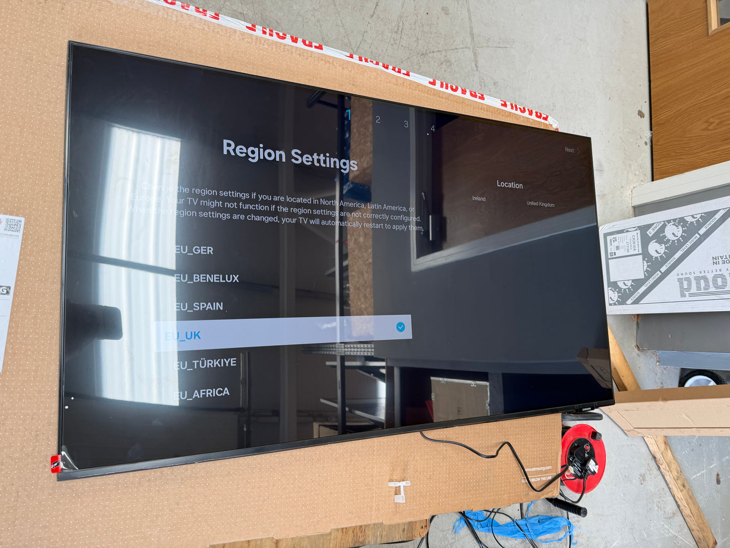 Samsung 43" UHD Smart TV